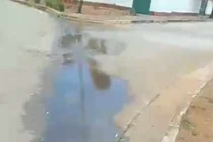 Bote de agua recorre toda una cuadra en urbanización Maneiro