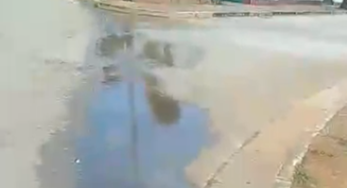 Bote de agua recorre toda una cuadra en urbanización Maneiro