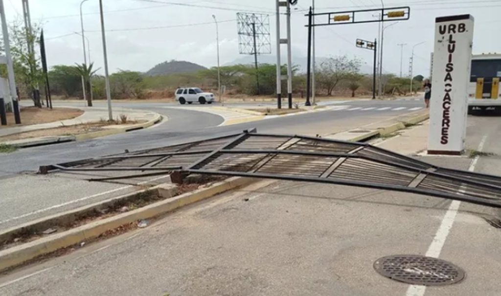 Autobús derriba el portón principal del urbanismo La Auyama