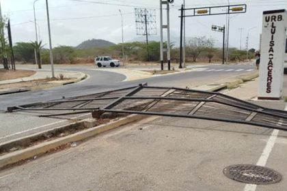Autobús derriba el portón principal del urbanismo La Auyama