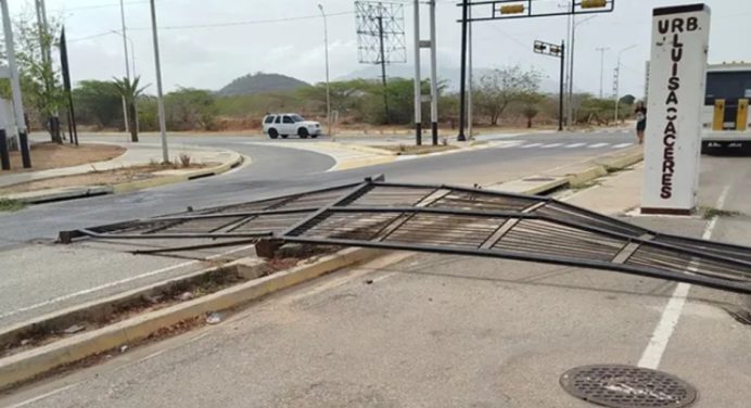 Autobús derriba el portón principal del urbanismo La Auyama