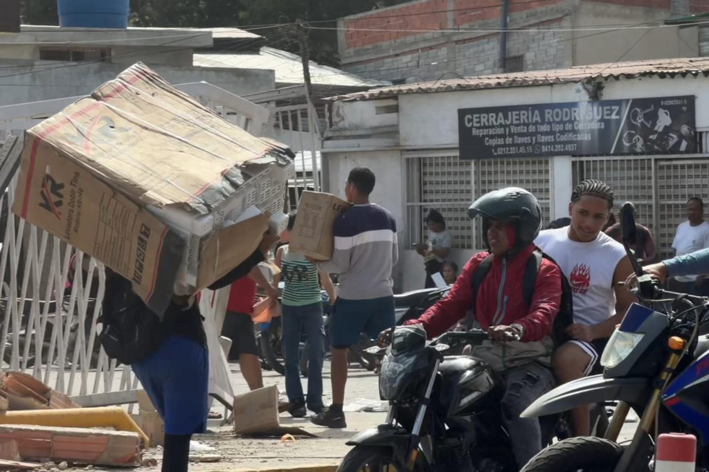 Reportan saqueos en comercios de La Guaira tras terremotos