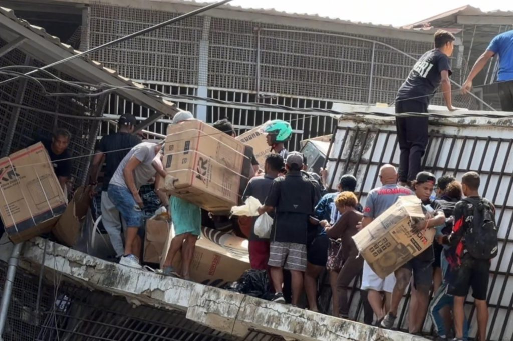 Reportan saqueos en comercios de La Guaira tras terremotos