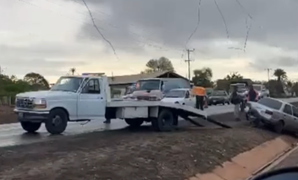 Vehículo impacta y derriba un poste en la Av. Juan Bautista a la altura de Las Marites