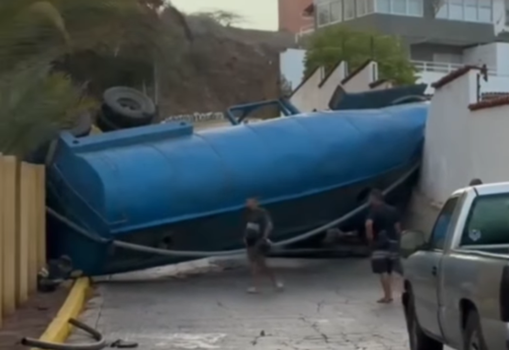 Camión cisterna se volcó en La Caranta y afectó una residencia
