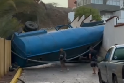 Camión cisterna se volcó en La Caranta y afectó una residencia