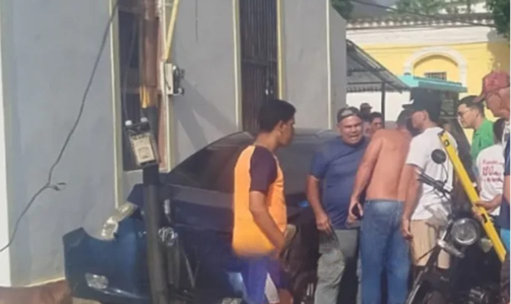 Adulta mayor choca su vehículo contra un poste en la vía principal de Tacarigua
