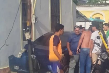 Adulta mayor choca su vehículo contra un poste en la vía principal de Tacarigua