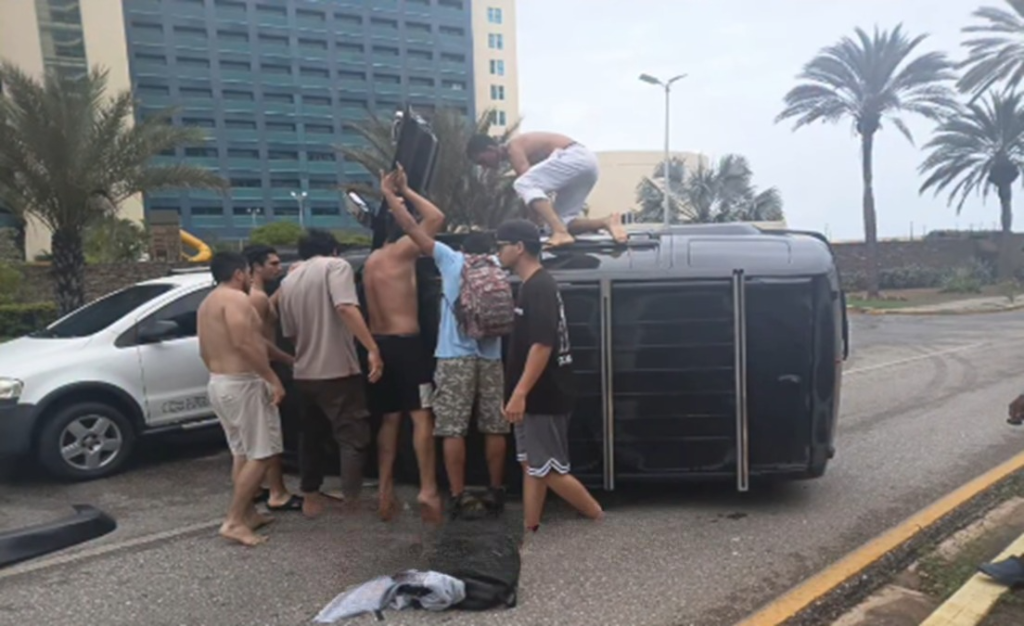 Camioneta se vuelca en las cercanías de Playa Moreno