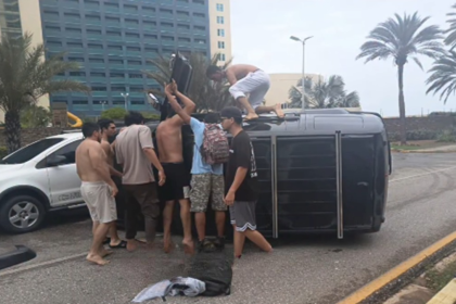 Camioneta se vuelca en las cercanías de Playa Moreno