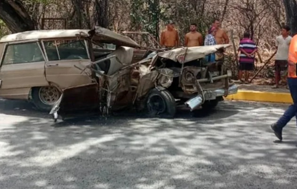 Dos lesionados tras aparatoso volcamiento de una pickup en Tacarigua