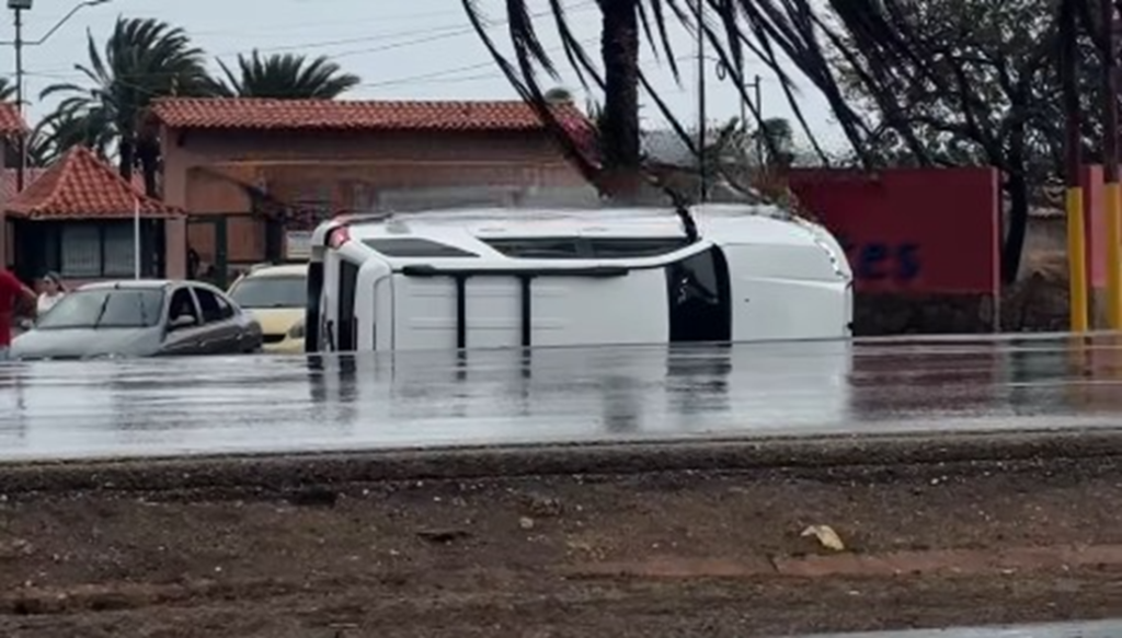 Camioneta se volcó en la Av. Juan Bautista Arismendi