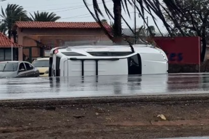 Camioneta se volcó en la Av. Juan Bautista Arismendi