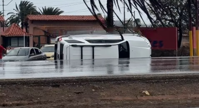 Camioneta se volcó en la Av. Juan Bautista Arismendi