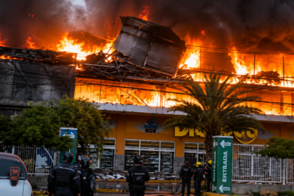Voraz incendio en Porlamar: Tres tiendas calcinadas +Videos