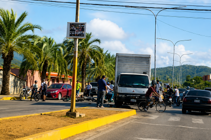 Choque múltiple en la avenida Llano Adentro de Porlamar deja dos motorizados heridos
