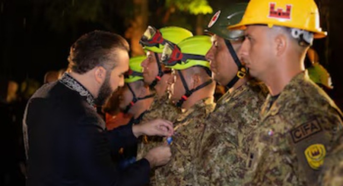 Presidente Nayib Bukele condecoró a 452 rescatistas salvadoreños que participaron en la misión en Venezuela