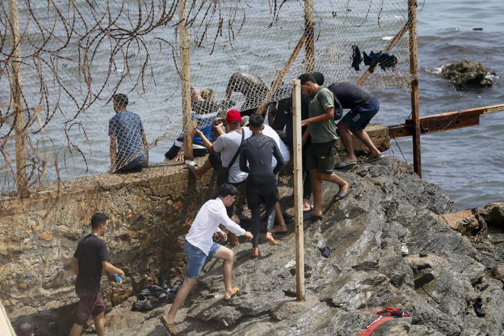 España y Marruecos acuerdan devolver a miles de migrantes en Ceuta