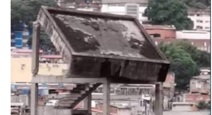 Desprendimiento de una placa de concreto en la Torre de David pone en riesgo a siete familias en La Candelaria