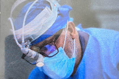 Familiares piden ayuda urgente para rescatar al Dr. Alexander José López Bello Sus pertenencias fueron halladas en la residencia Tamiami. La familia afirma que permanece atrapado junto a otras tres personas y pide maquinaria, brigadistas y equipos especializados de inmediato.