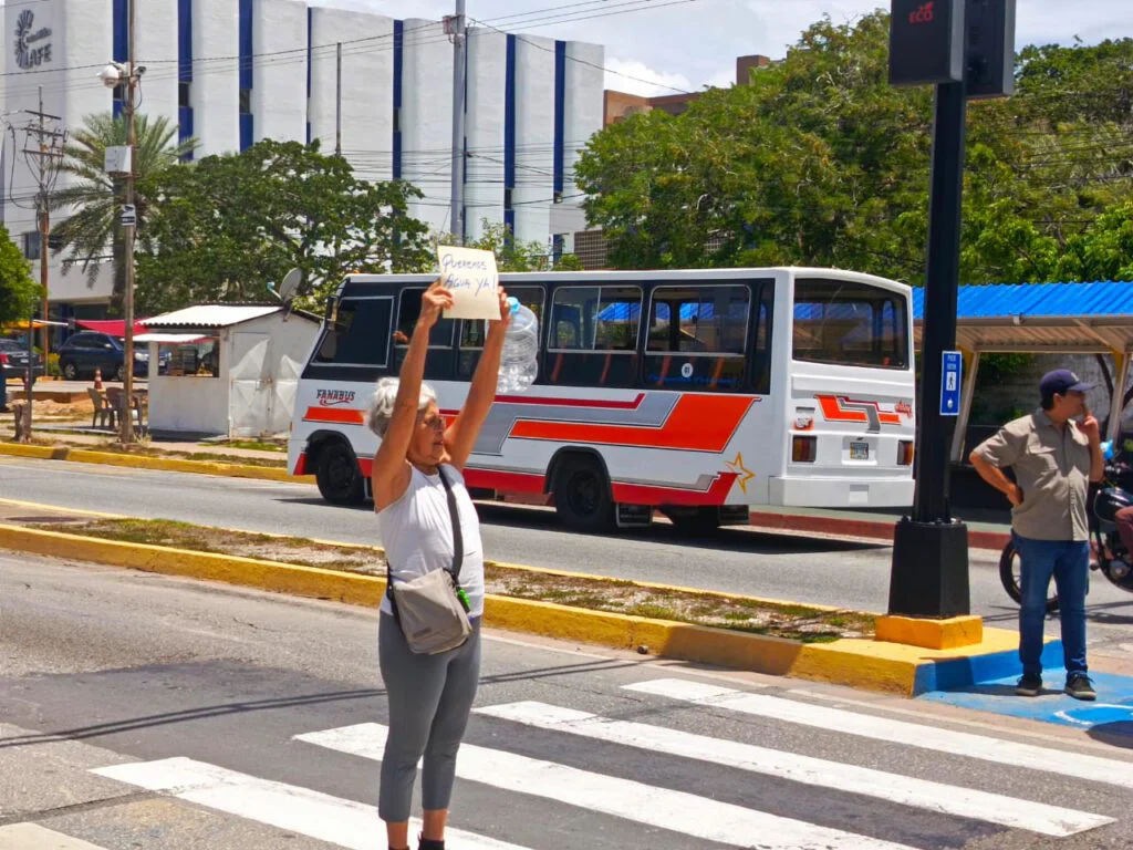 Jorge Coll protesta: 78 días sin agua +VIDEO