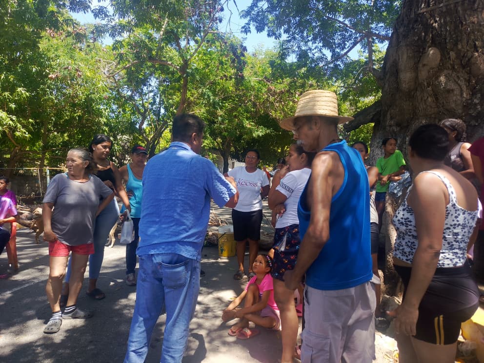 Trancan la vía en El Valle tras cumplir 4 meses sin suministro de agua por tubería +VIDEO