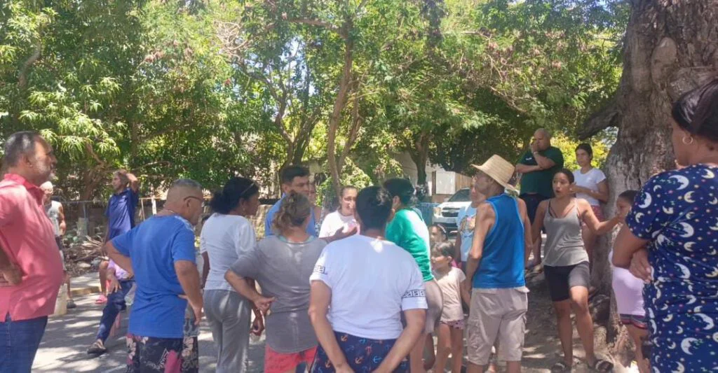 Trancan la vía en El Valle tras cumplir 4 meses sin suministro de agua por tubería +VIDEO
