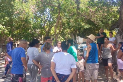 Trancan la vía en El Valle tras cumplir 4 meses sin suministro de agua por tubería +VIDEO