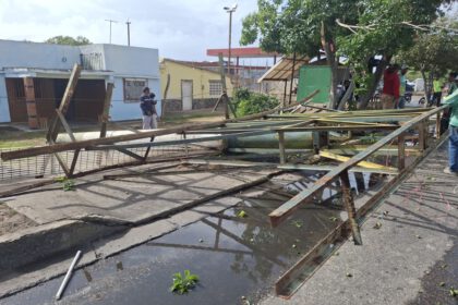 Se desploma enorme valla en la prolongación 4 de Mayo