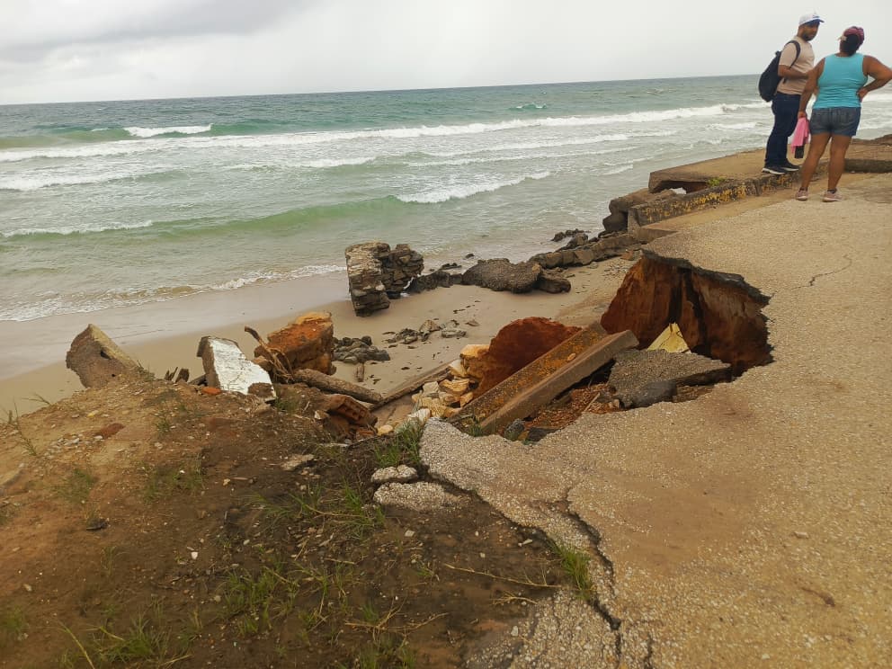 Aguas servidas caen al mar mientras la tubería de sustitución espera en tierra +VIDEO
