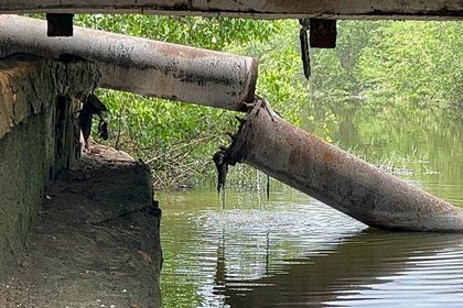 Aguas servidas caen al mar mientras la tubería de sustitución espera en tierra +VIDEO