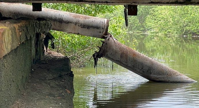 Aguas servidas caen al mar mientras la tubería de sustitución espera en tierra +VIDEO