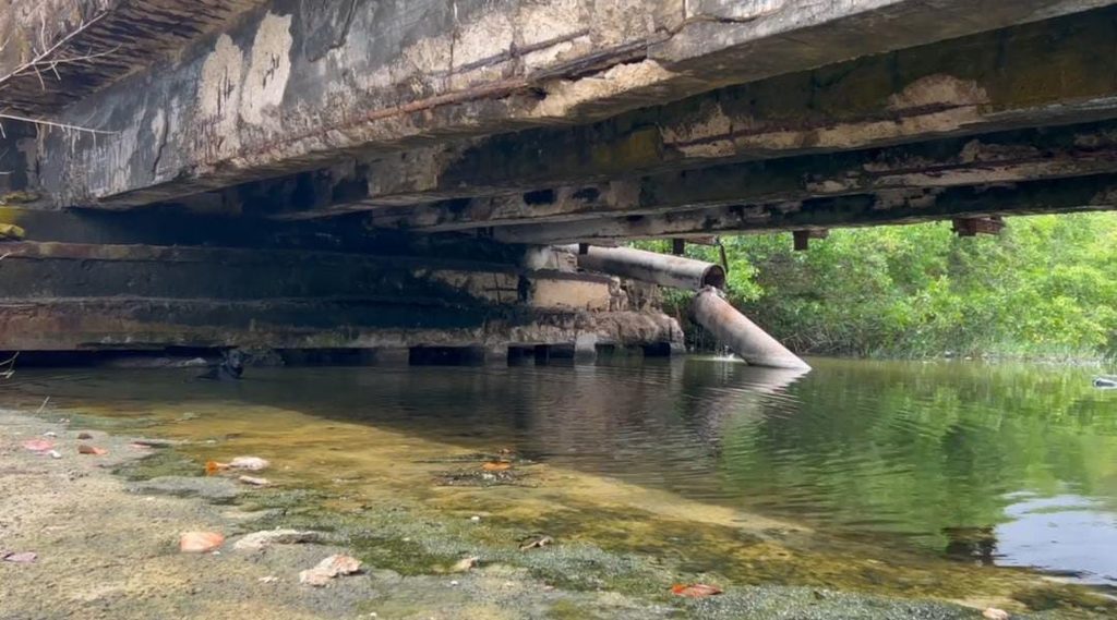 Aguas servidas caen al mar mientras la tubería de sustitución espera en tierra +VIDEO