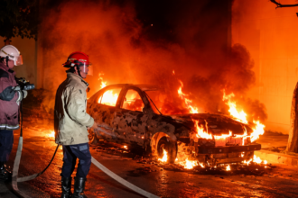 Vehículo incendiado cerca de la Plaza Bolívar de La Asunción