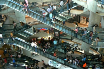 Centros comerciales extenderán medidas de ahorro energético hasta octubre