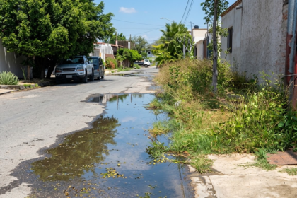 90 días sin agua en Maneiro y así corre por las calles +VIDEO
