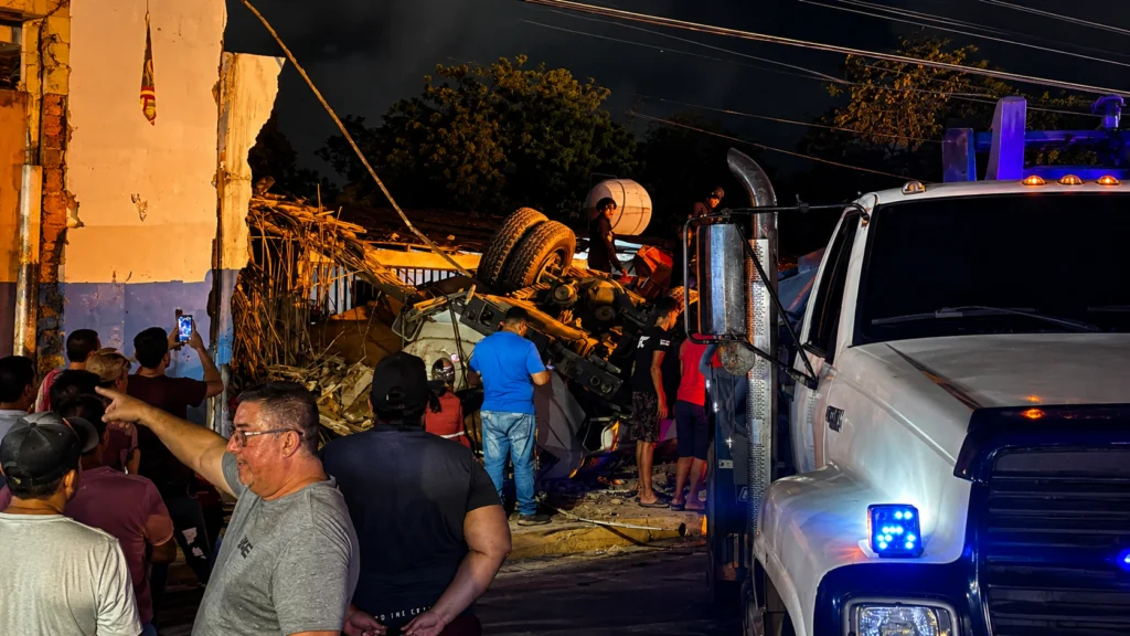 Camión cisterna de Hidroven se estrelló contra casa en Santa Ana