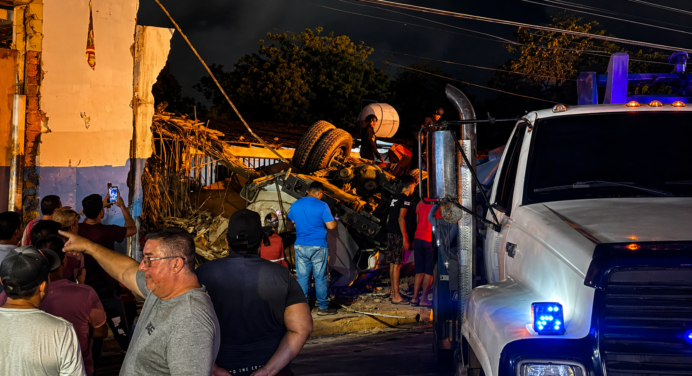 Camión cisterna de Hidroven se estrelló contra casa en Santa Ana