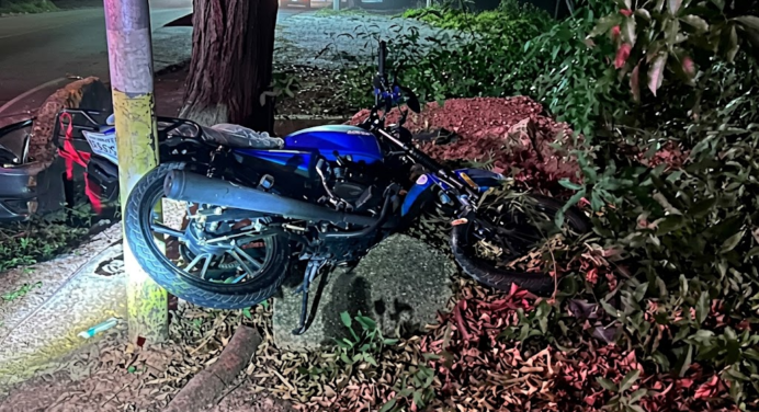Joven muere al chocar moto contra poste en Portachuelo