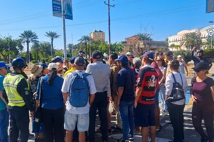 Vecinos de Maneiro protestan por segundo día consecutivo ante el colapso del servicio de agua (+VIDEOS)