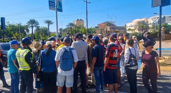 Vecinos de Maneiro protestan por segundo día consecutivo ante el colapso del servicio de agua (+VIDEOS)