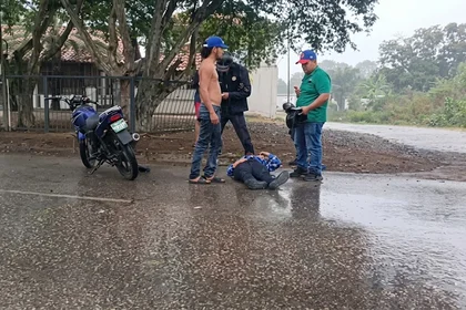 Funcionaria de la PNB herida tras derrapar en la Av. 31 de Julio +VIDEO