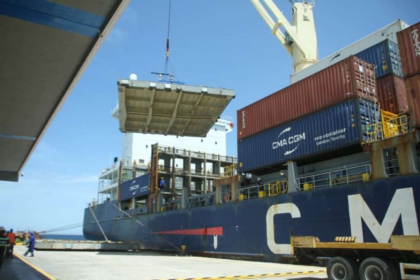 Vista de la zona de carga y contenedores listos para exportación en las instalaciones del Puerto Internacional de El Guamache.