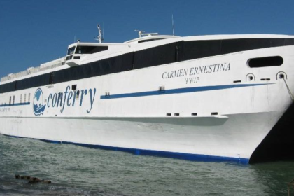 Embarcación de la naviera Conferry atracada en el muelle de la terminal de Punta de Piedras en la isla de Margarita.
