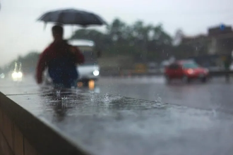La onda tropical número 49 impactará a Venezuela entre lunes y martes tras activar el Inameh alertas por lluvias en más de 15 estados