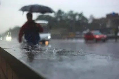 La onda tropical número 49 impactará a Venezuela entre lunes y martes tras activar el Inameh alertas por lluvias en más de 15 estados