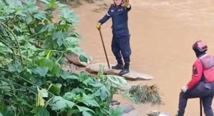 Continúa la búsqueda de la pareja arrastrada por una quebrada en Los Teques