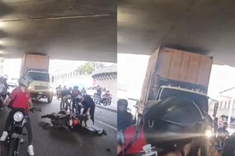 Caos vehicular en la Caracas – La Guaira: Motorizado cayó en plena vía y una gandola se estancó en el puente