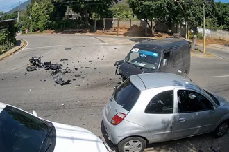 Choque triple en Antolín deja a un motorizado gravemente herido