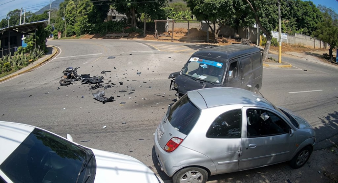 Choque triple en Antolín deja a un motorizado gravemente herido